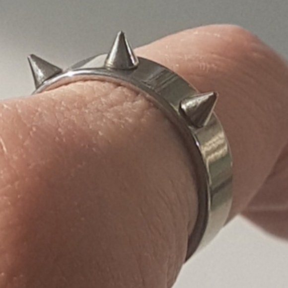 🤘🏻 Spiked Ring - Picture 5 of 6